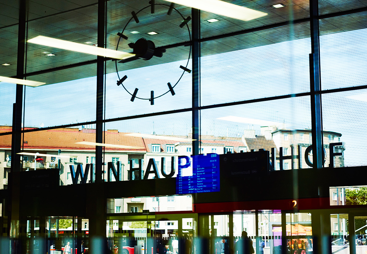 Uhr vom Hauptbahnhof Wien
